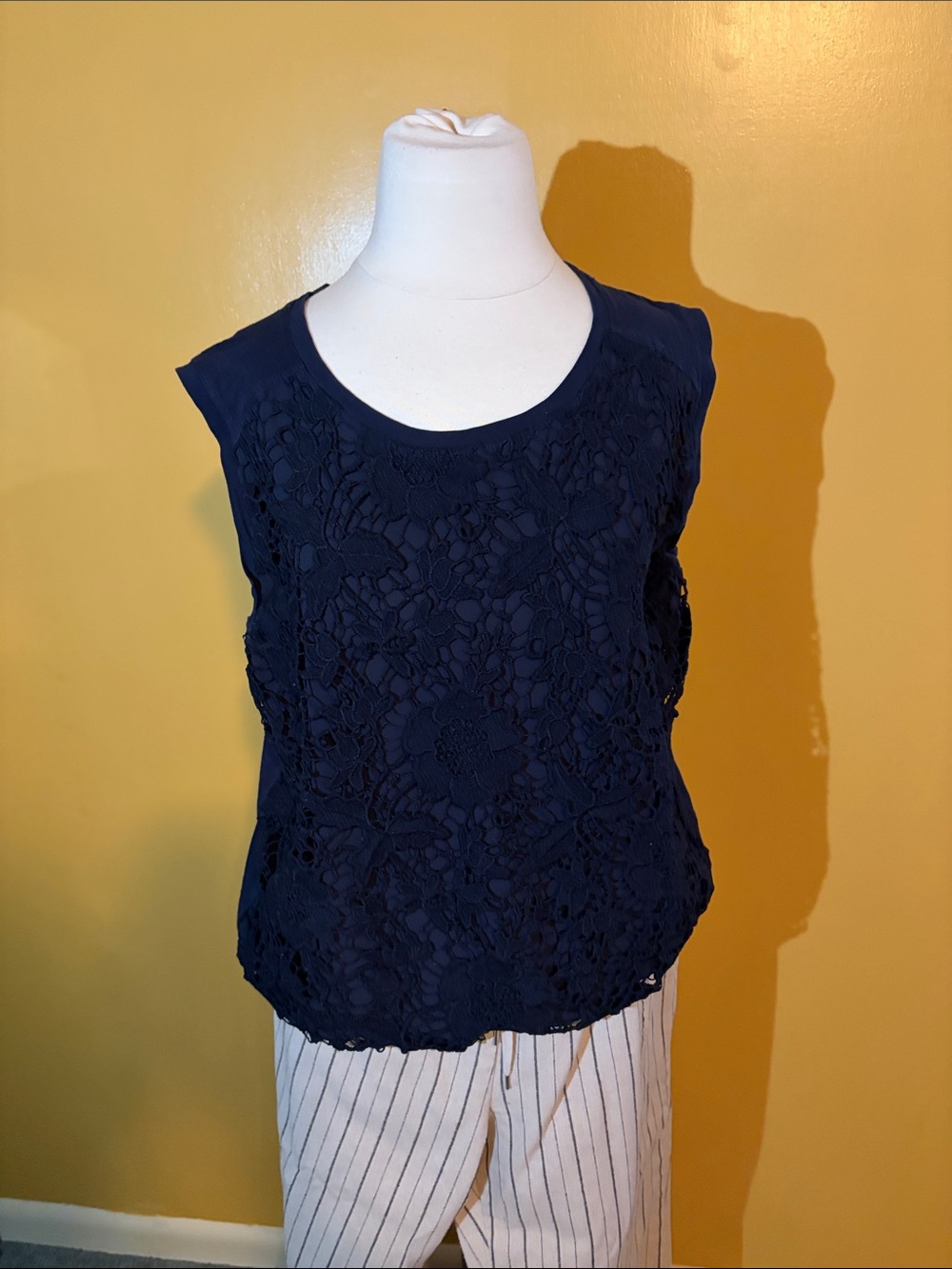Ann Taylor Sleeveless Navy Lace Overlay Women's Top size Large
